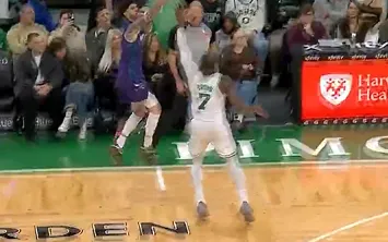 世界杯官网app下载-还剩4分钟黄蜂领先绿军26分,绿军主力球员被替换下场