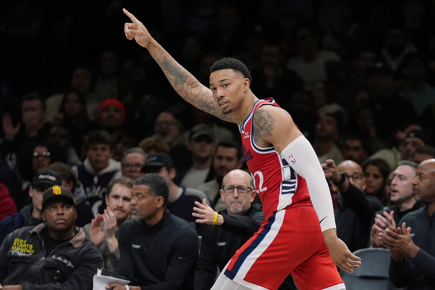 美记：快船目标是空出一到两个名额 降低总薪资转正米勒和桑德斯