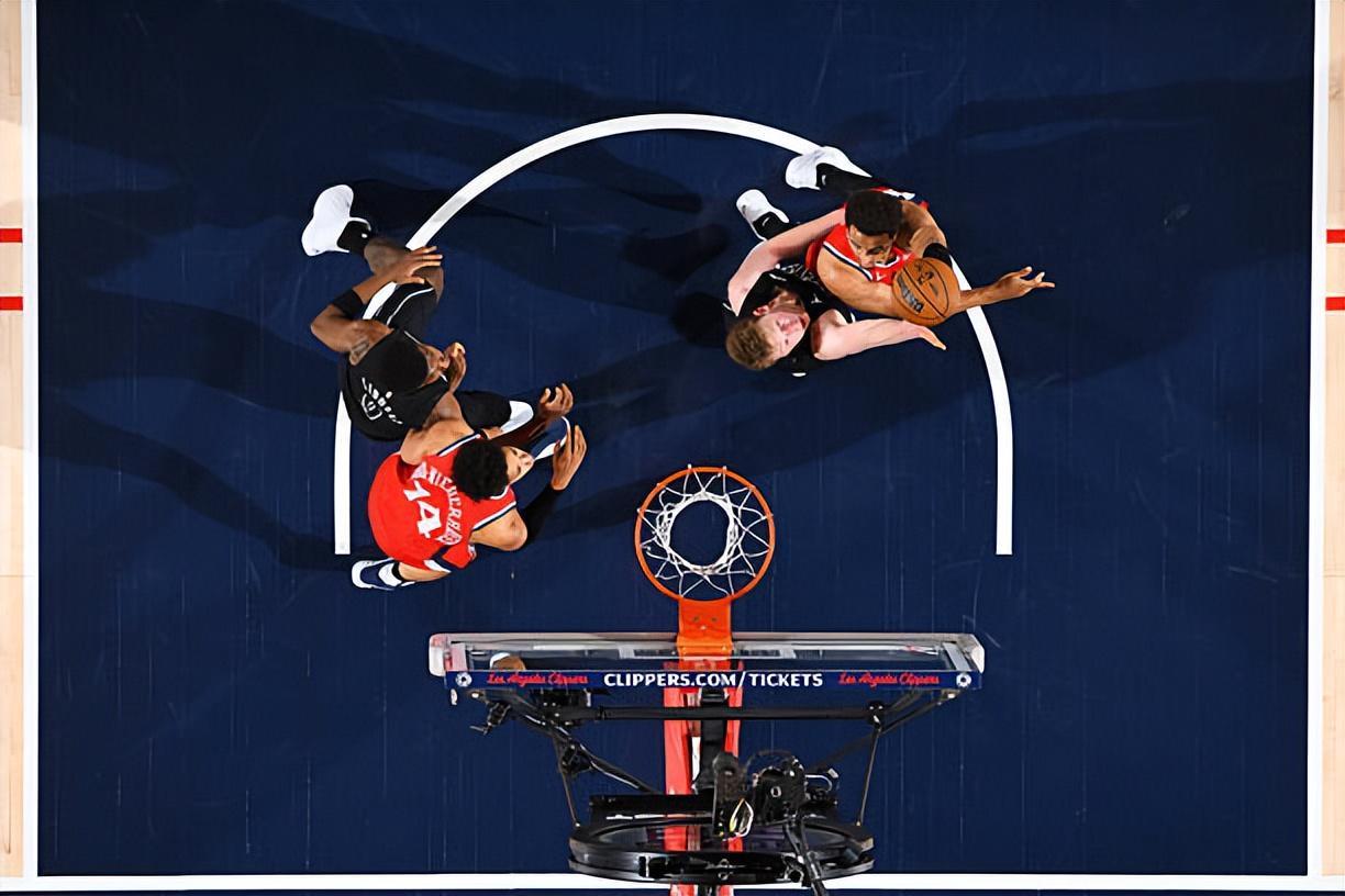 世界杯客户端-垃圾时间连续拿下8分,锋线新星会有机会继续留在快船吗?