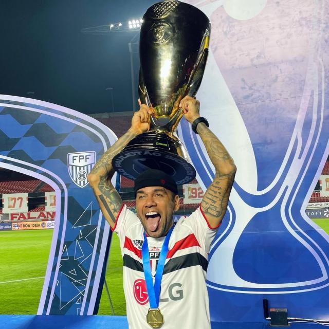 第41冠躺冠 FIFA赞阿尔维斯是“冠军奖杯人体磁铁”