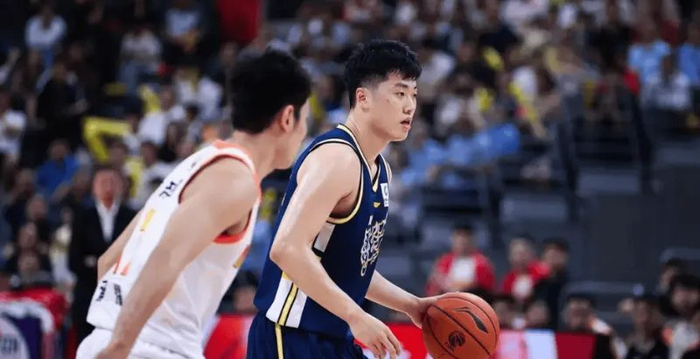 世界杯官方正版-张皓嘉终暴走！末节打四号位统治攻守，可取代杜润旺，退场时哭了|广东|比赛|球迷|CBA|球员_新浪体育_新浪新闻